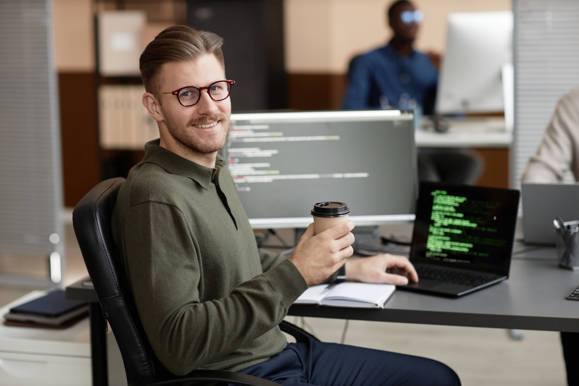 Porträt eines fröhlichen IT-Profis im Büro