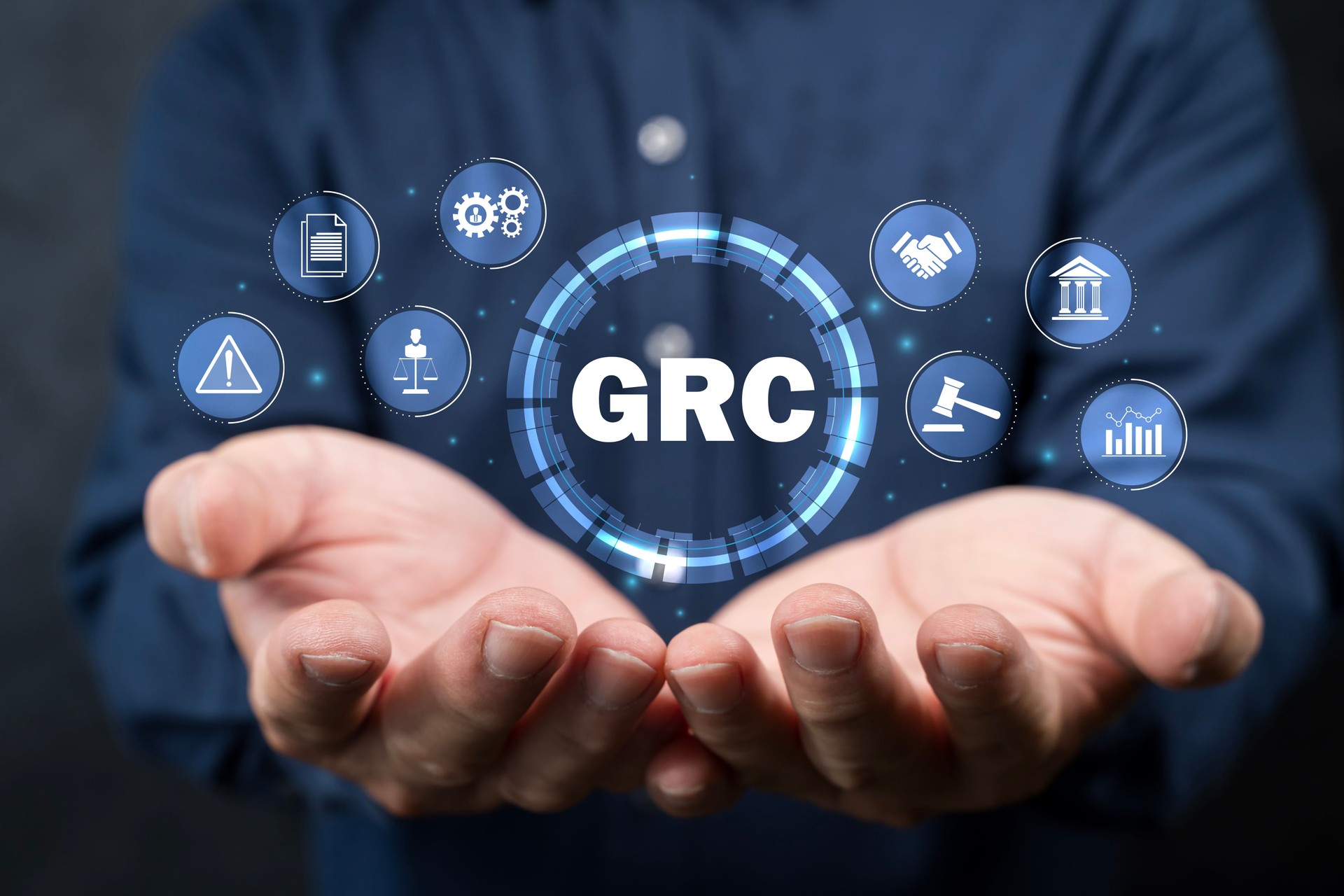GRC-, Governance-, Risiko- und Compliance-Konzept. Geschäftsmann mit GRC-Symbol auf digitalem Bildschirm.